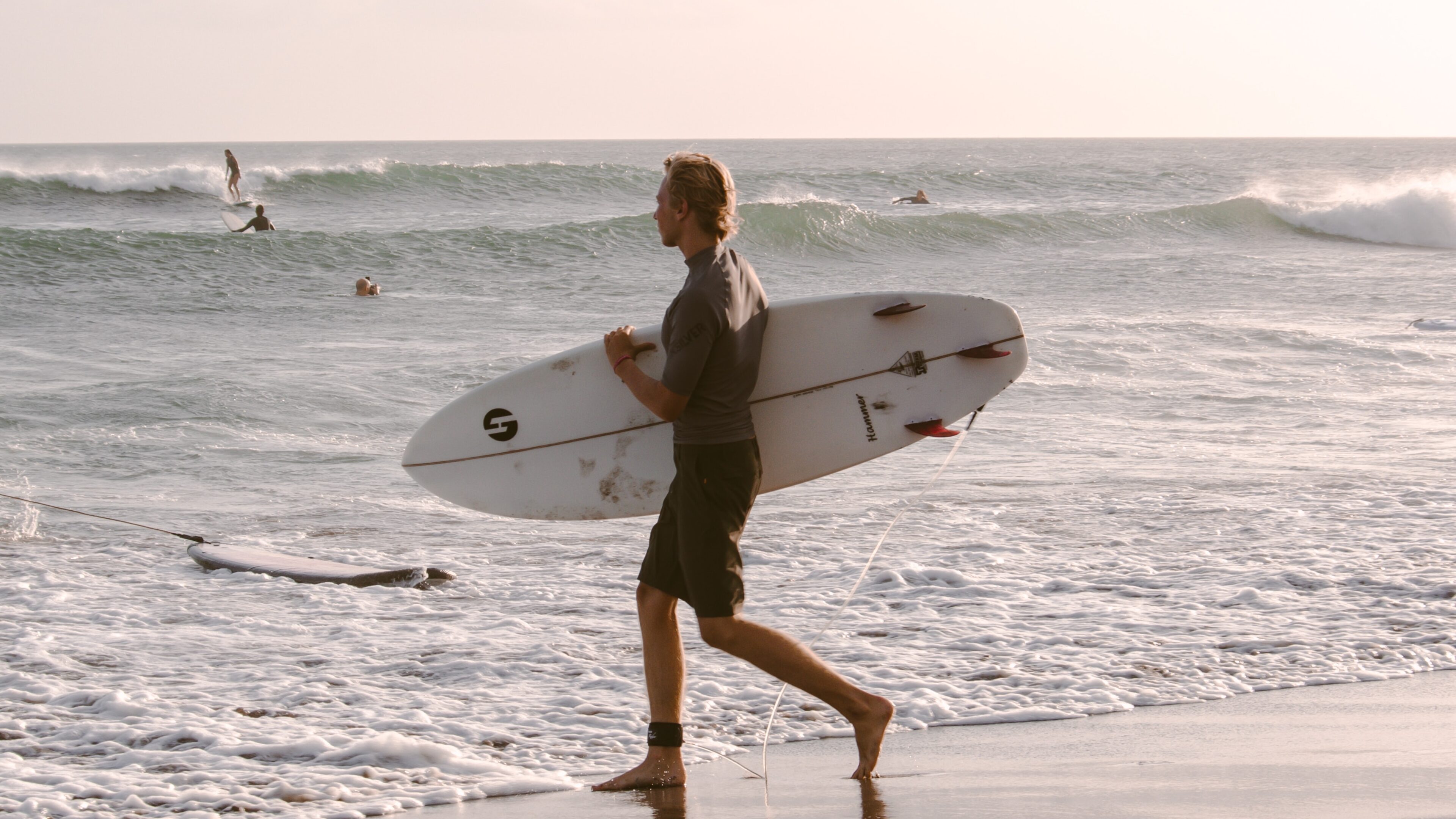 Surfen op Bali met zonsondergang.