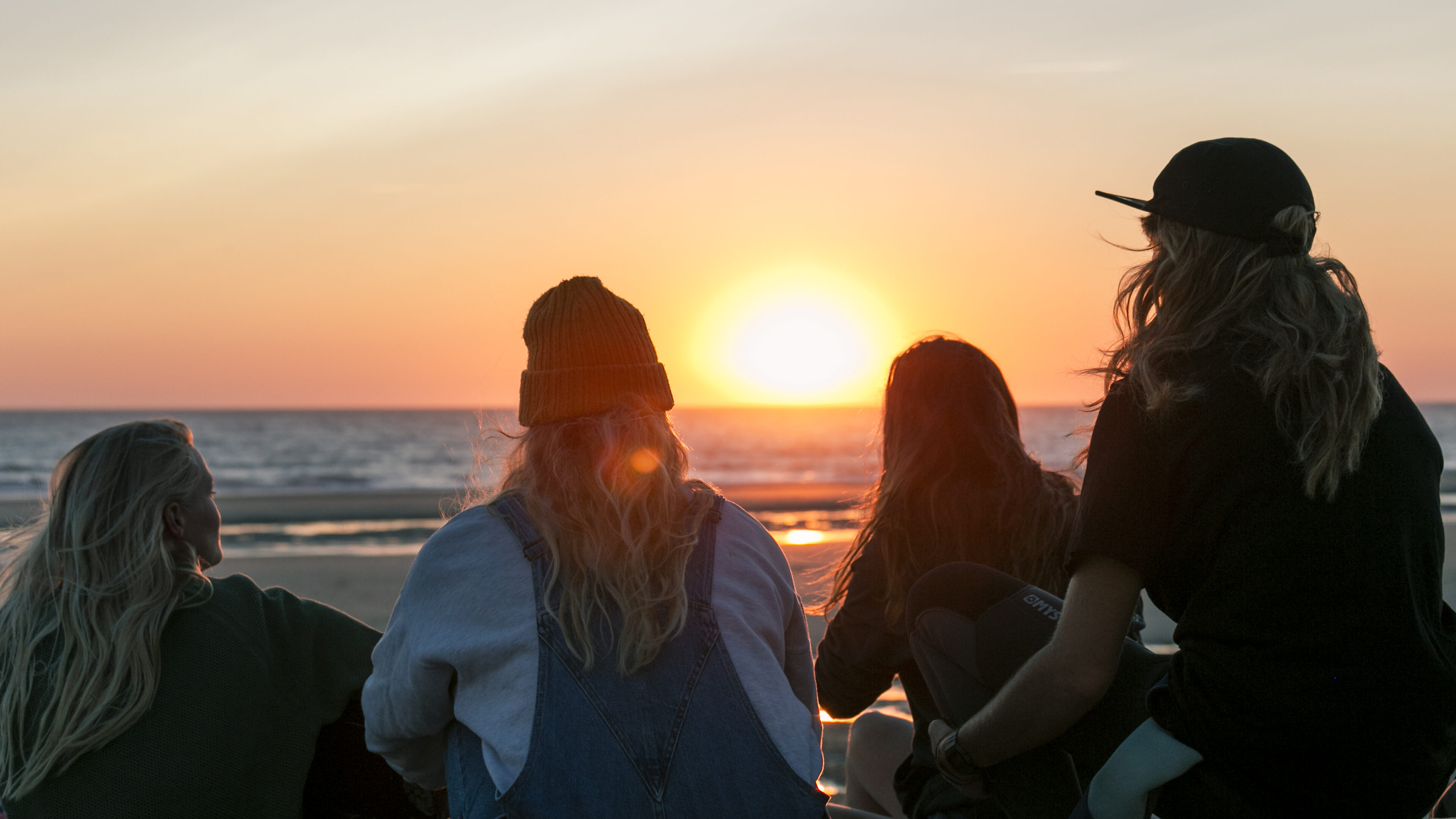 Zonsondergang op het strand bij het Ripstar surfcamp